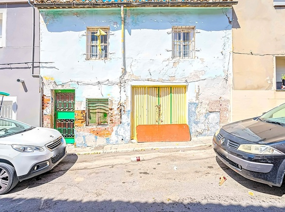 Casa Adosada con Apartamento en C/ Castalla