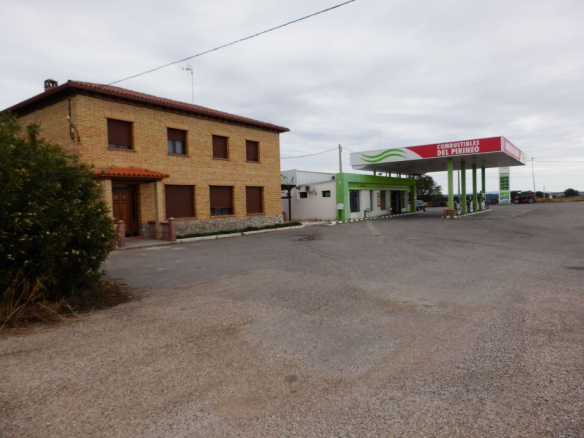 Gasolinera en C/ Joaquin Costa, Angüés (Huesca)