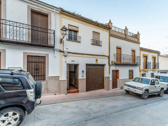 Casa adosada en C/ Colon, Fernán-Núñez (Córdoba)