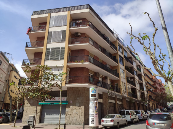 Local en C/ Magnolies, Esplugues de Llobregat (Barcelona)