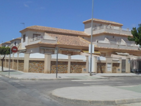 Casa adosada en C/ Peña del Águila, Pilar de la Horadada (Alicante)