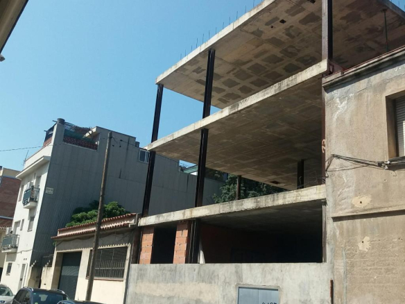 Edificio de viviendas y garajes en construcción en El Prat de Llobregat, Barcelona
