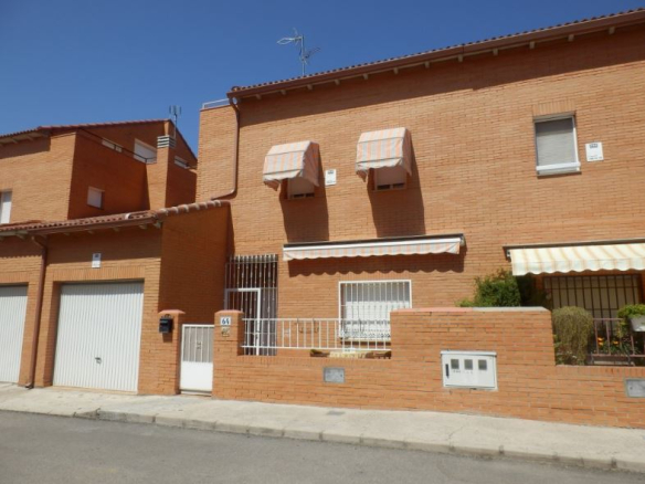 Casa adosada en C/ Valladolid, Chozas de Canales (Toledo)