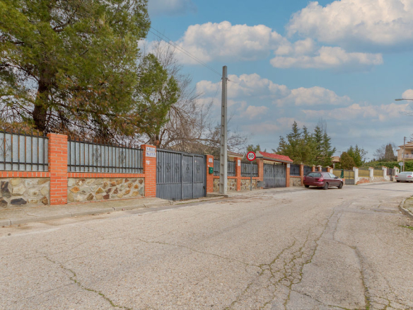 Chalet independiente en C/ Dinamarca, Colmenar de Oreja (Madrid)