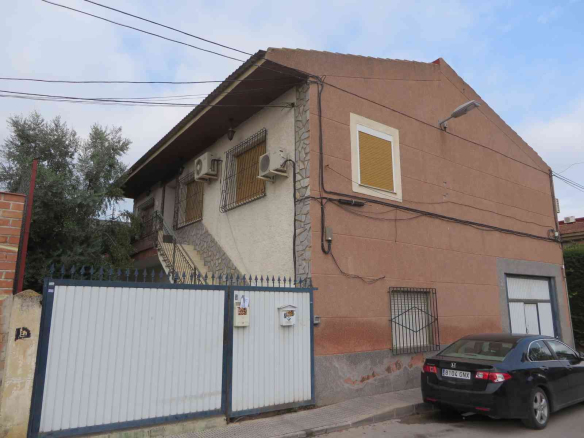 Vivienda y local en 	C/ Polideportivo, nº7