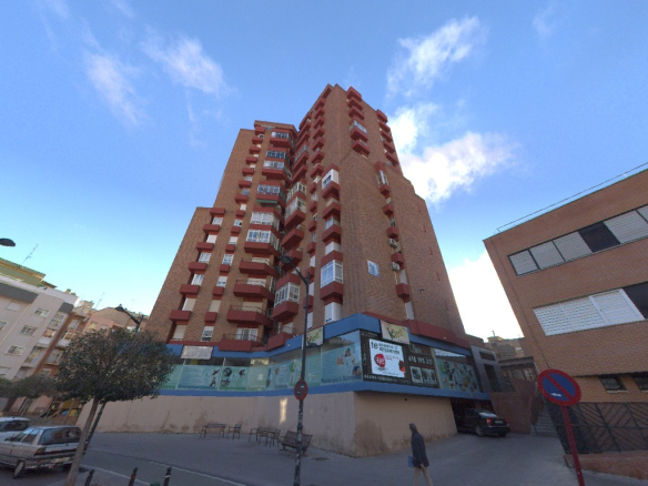 Local comercial en C/ Hermanos Quintero – Albacete –
