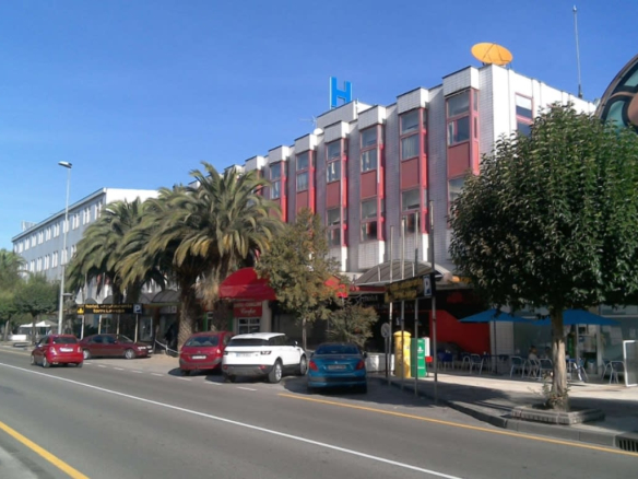 Locales en C/ Julio Hauzeur, Torrelavega (Cantabria)
