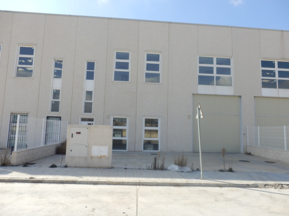 Nave industrial en Av de Albolleque, Chiloeches (Guadalajara)